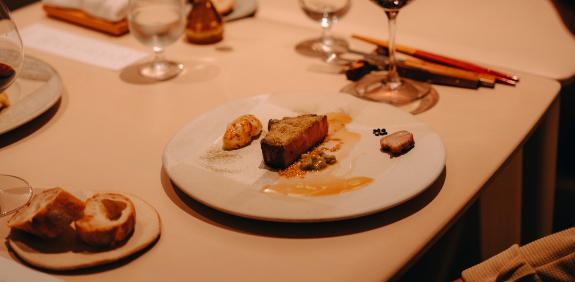 こだわりのソースを使用した沖縄野菜のサラダ