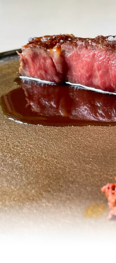こだわりの食材、芳醇な味わいのソースを使用したステーキ
