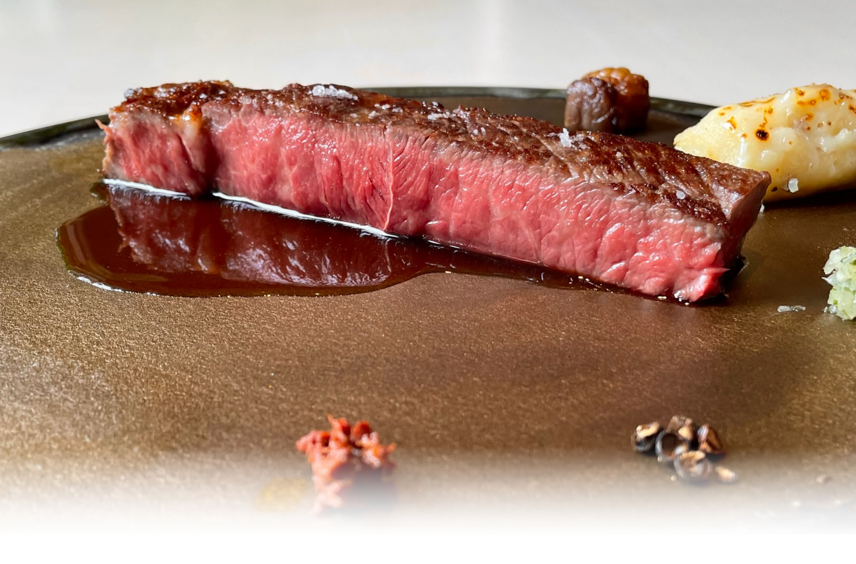 こだわりの食材、芳醇な味わいのソースを使用したステーキ