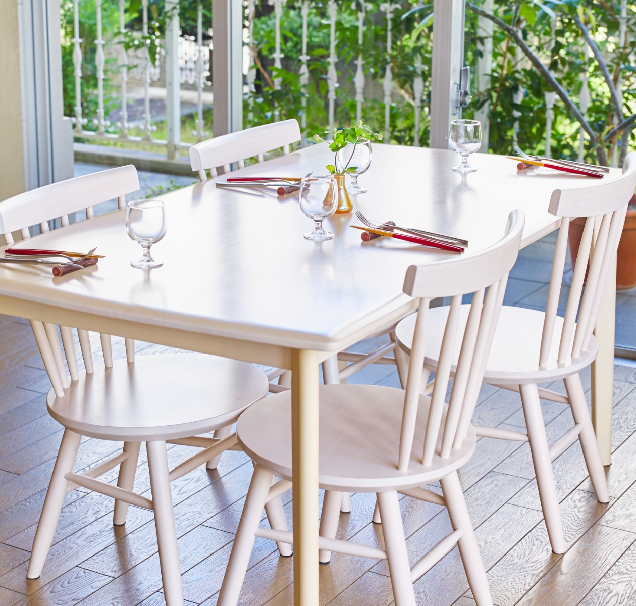 テーブルに並んだカトラリー