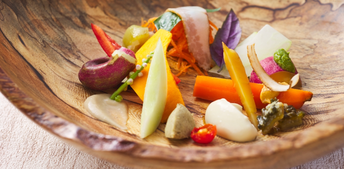 こだわりのソースを使用した沖縄野菜のサラダ