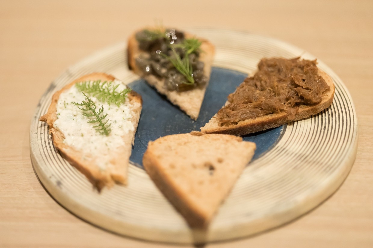 アグーのリエット、沖縄で有名なジョンさんのチーズなどを乗せたカナッペ。