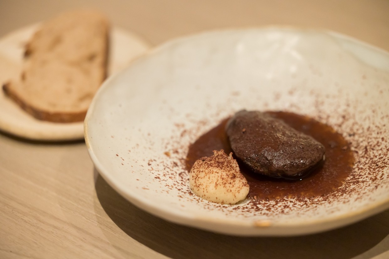 今帰仁アグーのビール煮込み。これもカカオのソースで仕上げ、まるで牛肉の赤ワイン煮込みのような上品な舌触りと芳醇な風味に。